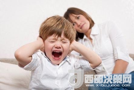 這時孩子可能會一直哭，甚至觀察父母的反應(yīng)。父母這時候可以讓他哭，哭累了自然就會停下，要讓孩子明白“鬧起來沒道理我不會心疼你”。