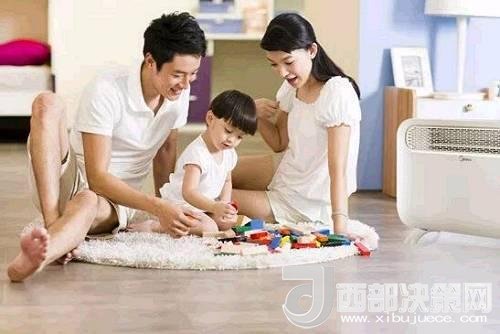 兒童時期，孩子好奇心強，喜歡“打破砂鍋問到底”、“探究性拆東西”、“自言自語做游戲”。這些聽似好笑，看似頑皮的言行舉止，恰恰就是孩子創(chuàng)造火花的閃現(xiàn)。心理學(xué)家鄧斯克認(rèn)為，小孩子在游戲中的“假裝”會大大促進他們的發(fā)散思維。