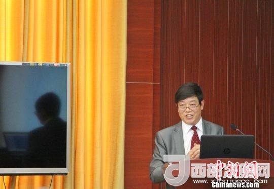 圖為中南大學(xué)教授歐陽友權(quán)在現(xiàn)場(chǎng)作了題為“我國(guó)文化產(chǎn)業(yè)發(fā)展的三大拐點(diǎn)與高校的責(zé)任”報(bào)告?！≮w曉 攝