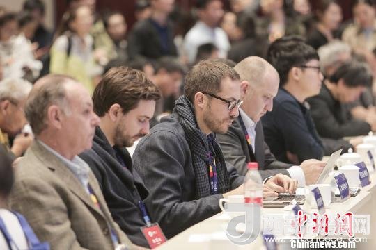 河北工業(yè)設(shè)計創(chuàng)新中心(以下簡稱HIDC)啟動儀式暨“設(shè)計促轉(zhuǎn)型·創(chuàng)新贏未來”國際工業(yè)設(shè)計工作坊26日在河北省省會石家莊市舉行。圖為與會各國設(shè)計師?！⌒ば?攝