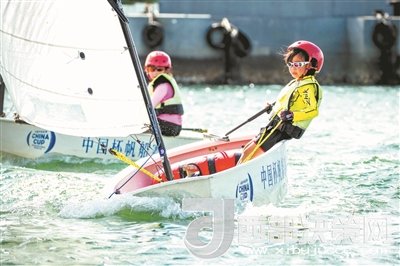 青島市北區(qū)立新小學(xué)學(xué)生參加2017年中國(guó)杯青少年帆船OP項(xiàng)目比賽。孫軍/攝
