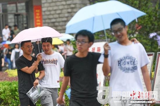 資料圖：6月8日，山西太原，考生打傘走出考場。當(dāng)日，全國部分地區(qū)2018年高考結(jié)束。 <a target='_blank'  data-cke-saved- >中新社</a>記者 武俊杰 攝