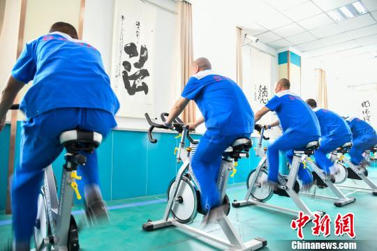 山西省戒毒人員正在進(jìn)行身體鍛煉?！⊥踅ㄜ?攝