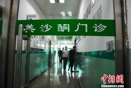 有數(shù)據(jù)顯示，十年來，山西省司法行政戒毒系統(tǒng)累計(jì)收治戒毒人員總數(shù)6萬余人。截至目前，在冊強(qiáng)制隔離戒毒人員、自愿戒毒人員、戒毒康復(fù)人員、美沙酮維持治療人員共1.2萬余人?！⊥踅ㄜ?攝