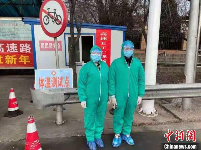 鄉(xiāng)鎮(zhèn)衛(wèi)生院和社區(qū)衛(wèi)生中心工作人員排查發(fā)熱患者?！〗樾菔嗅t(yī)療集團(tuán)供圖 攝
