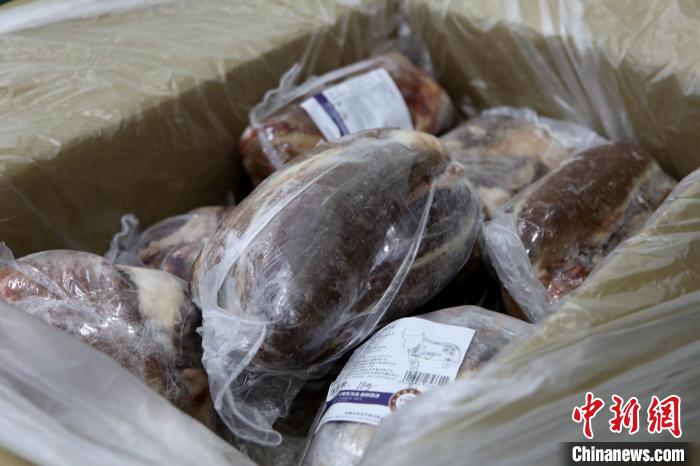當(dāng)雄縣援鄂物資中的牦牛肉，圖中的為腱子肉，是牦牛肉中的“極品”?！‘?dāng)雄縣 供圖 攝