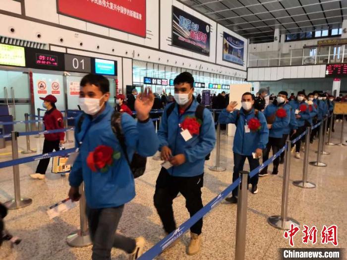 外出務工人員有序排隊辦理登記手續(xù)。　孫友軍 攝