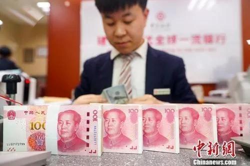資料圖：一銀行工作人員清點貨幣。<a target='_blank'  data-cke-saved- >中新社</a>記者 張云 攝 