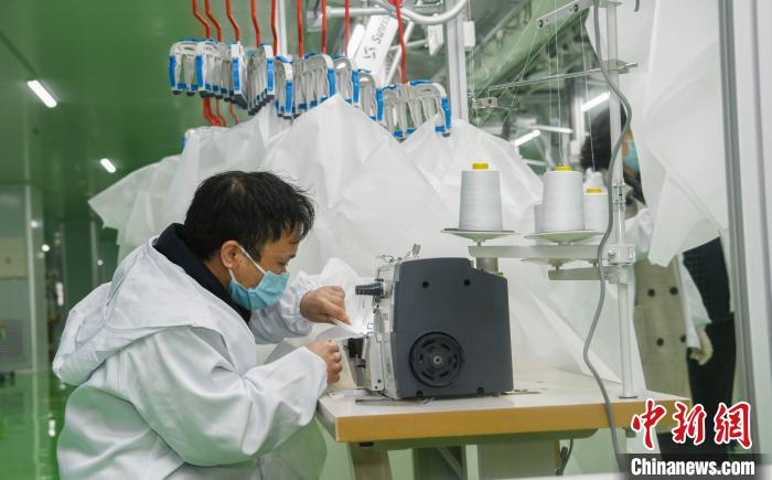 工人生產(chǎn)防護(hù)服，保障抗疫物資供應(yīng)。廣安市委宣傳部供圖