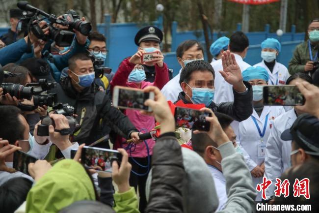 圖為貴州省最后一名新冠肺炎確診患者從貴州省將軍山醫(yī)院出院，患者與眾人揮手告別?！■暮陚?攝