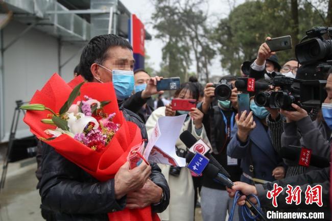 圖為貴州省最后一名新冠肺炎確診患者從貴州省將軍山醫(yī)院出院，患者接受媒體采訪?！■暮陚?攝