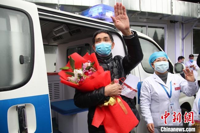 圖為貴州省最后一名新冠肺炎確診患者從貴州省將軍山醫(yī)院出院，患者與眾人揮手告別?！■暮陚?攝