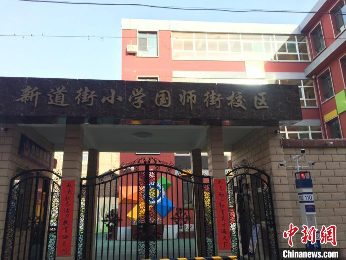 返校學(xué)生要到指定校門口報到，入校時需佩戴口罩，并進(jìn)行身份核驗、實名登記、體溫檢測?！「呷鸱?攝