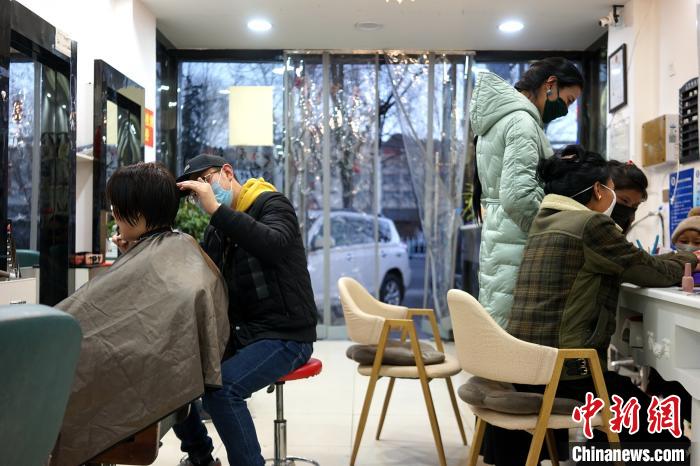 拉薩市民在一美發(fā)店理發(fā)、美甲。　江飛波 攝