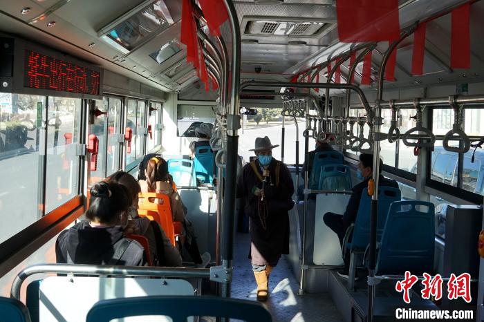 拉薩市民生活如常，圖為民眾戴口罩乘坐公交車?！〗w波 攝
