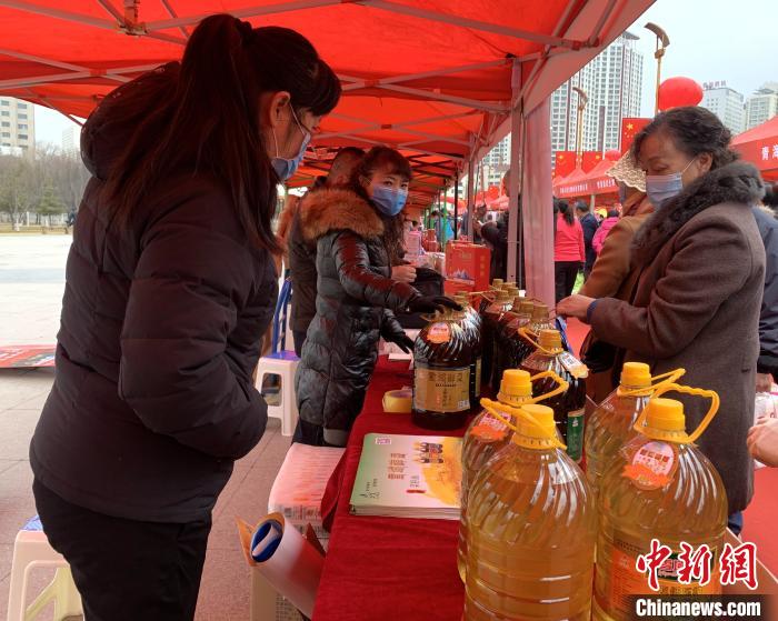 圖為市民們正在采購商品?！O睿 攝