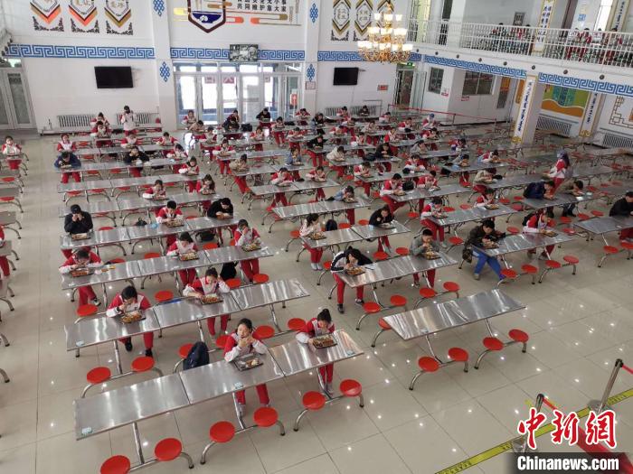 圖為學(xué)生們?cè)谑程镁筒?。　烏婭娜 攝