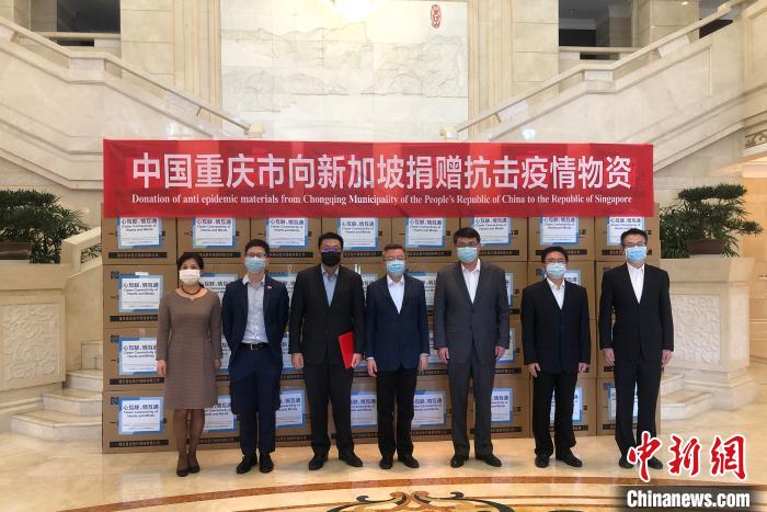 圖為捐贈(zèng)方與接收方代表合影留念。　劉相琳 攝