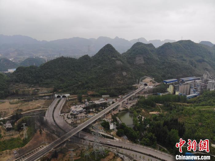 貴州省首條城際高速鐵路——安六鐵路開始聯(lián)調(diào)聯(lián)試。中國鐵路成都局集團(tuán)公司供圖