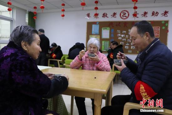 1月13日，志愿者為社區(qū)養(yǎng)老院送臘八粥。當日是中國傳統(tǒng)臘八節(jié)，安徽省合肥市濱湖欣園社區(qū)志愿者為社區(qū)養(yǎng)老院送去臘八粥、慰問品和節(jié)日的祝福。<a target='_blank'  data-cke-saved- >中新社</a>發(fā) 余秀娟 攝