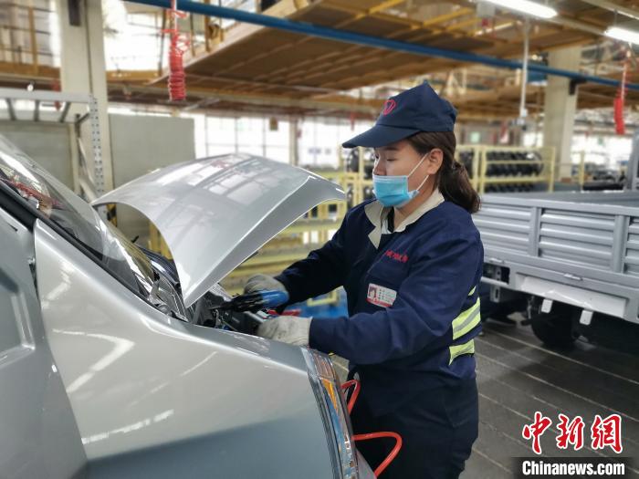 在滿足國外市場供應(yīng)的同時(shí)，成功汽車也緊盯國內(nèi)市場，拓渠道保銷量?！「唢w 攝