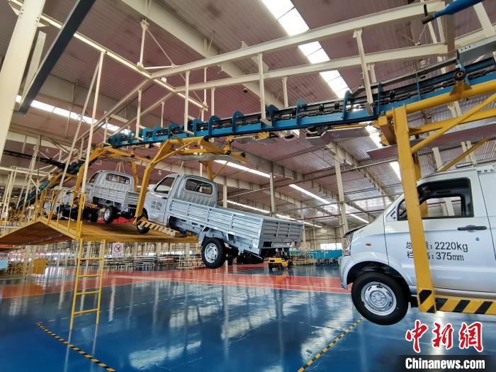 成功汽車是山西省重點(diǎn)轉(zhuǎn)型項(xiàng)目，擁有國內(nèi)先進(jìn)的零部件、發(fā)動(dòng)機(jī)整機(jī)自動(dòng)裝配和發(fā)動(dòng)機(jī)生產(chǎn)線、實(shí)驗(yàn)線，還有國際一流的工業(yè)機(jī)器人?！「唢w 攝