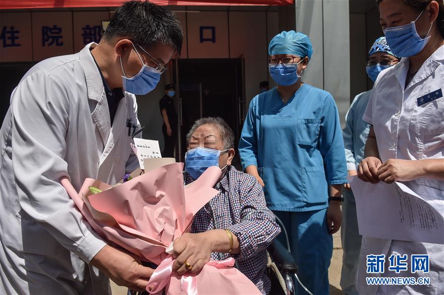 （新華全媒頭條·圖文互動）（1）“始終把人民群眾生命安全和身體健康放在第一位”——中國抗疫彰顯“生命至上、人民至上”理念