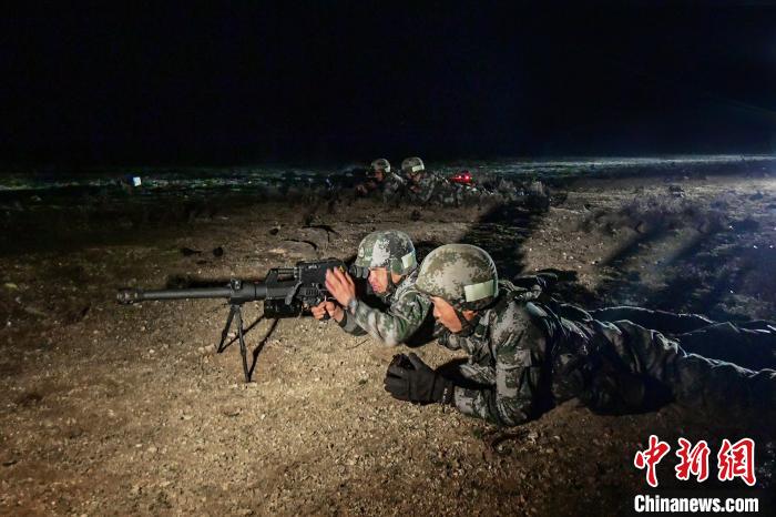 夜間狙擊手摧毀敵探照燈?！∑呀?攝