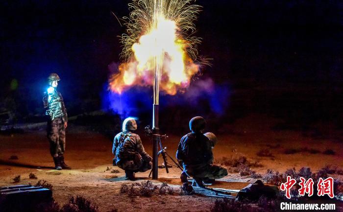 演練中偵察兵在夜間利用迫擊炮摧毀敵輕型裝甲?！」鶘|東 攝