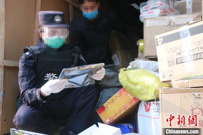 圖為勐康邊檢站民警在對快遞運輸車輛進行例行檢查?！钐?攝