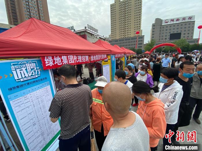 一些知名企業(yè)展臺前，投遞簡歷、咨詢就業(yè)的人絡(luò)繹不絕?！∏愊?攝