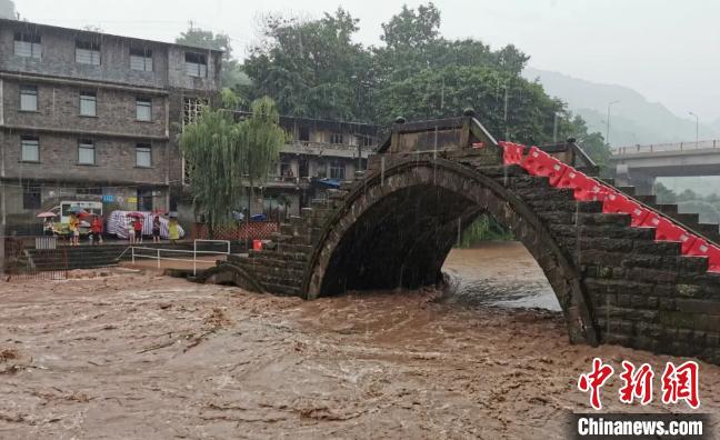 圖為不斷上漲的河水?！≈貞c萬州區(qū)委宣傳部供圖 攝