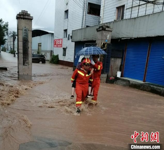 圖為消防救援人員營(yíng)救被困民眾?！≈貞c萬州區(qū)委宣傳部供圖 攝