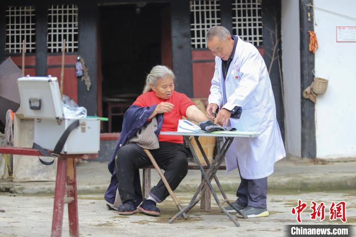 資料圖，貴州村醫(yī)給村民看病?！■暮陚?攝