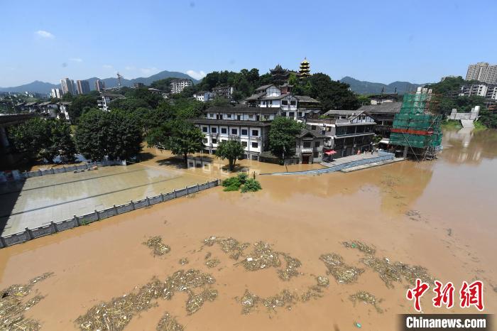 圖為7月27日，嘉陵江重慶段水位持續(xù)上漲，千年古鎮(zhèn)磁器口低洼段已被洪水淹沒(méi)?！￡惓?攝