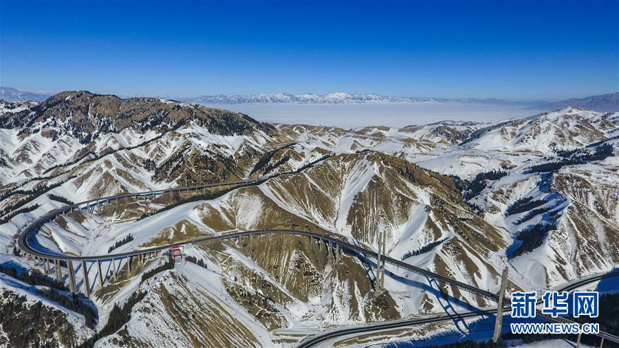 （新華全媒頭條·圖文互動）（1）旗引天山南北　譜寫發(fā)展新篇——以習(xí)近平同志為核心的黨中央關(guān)心新疆工作紀(jì)實(shí)