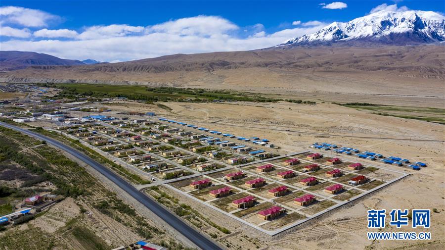 （新華全媒頭條·圖文互動）（4）旗引天山南北　譜寫發(fā)展新篇——以習(xí)近平同志為核心的黨中央關(guān)心新疆工作紀(jì)實(shí)