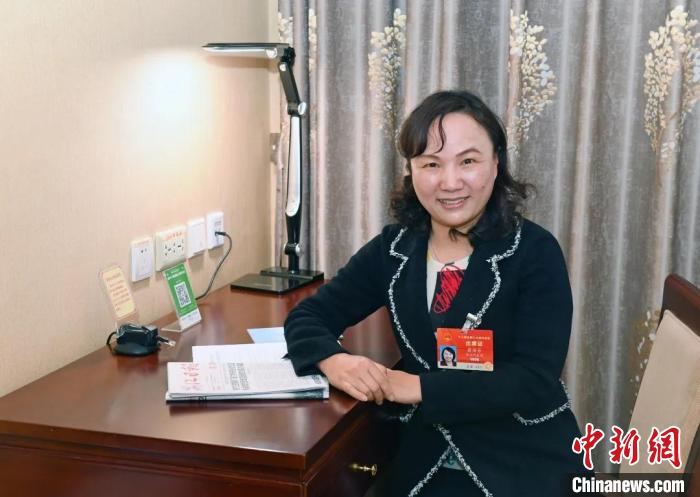 全國人大代表，浙江省臺州市椒江區(qū)大陳實驗學(xué)校校長、黨支部書記翁麗芬 蔡榮章 攝