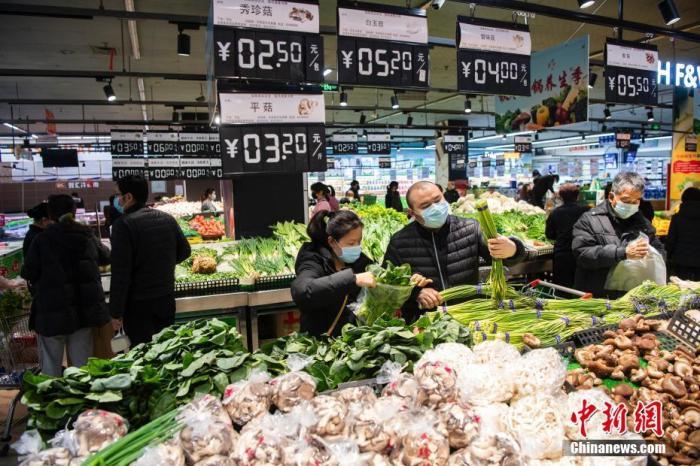 資料圖：民眾在超市采購(gòu)商品。<a target='_blank'  data-cke-saved- >中新社</a>記者 侯宇 攝