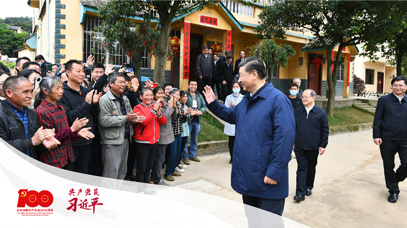 2021年4月25日，習(xí)近平總書記在桂林市全州縣才灣鎮(zhèn)毛竹山村考察時，同鄉(xiāng)親們親切交流。