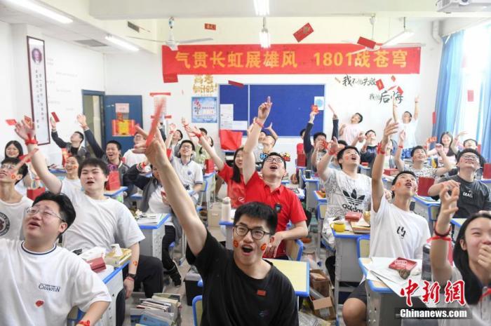 資料圖：6月6日，湖南長(zhǎng)沙同升湖實(shí)驗(yàn)學(xué)校教師與考生拋起紅包迎接高考。 楊華峰 攝