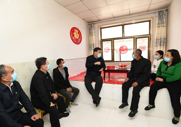 2020年5月11日，習(xí)近平在山西省大同市云州區(qū)西坪鎮(zhèn)坊城新村，同搬遷戶(hù)白高山一家人坐在炕沿兒上拉家常。