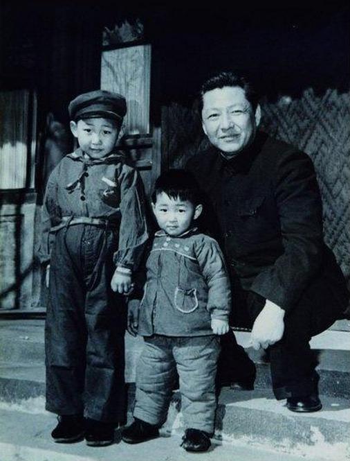 1958年，習(xí)仲勛與兒子習(xí)近平、習(xí)遠(yuǎn)平在一起。