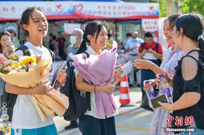 資料圖：6月10日，海南省?？谑泻Ｄ现袑W(xué)考點外，家長為剛剛走出考場的考生送上鮮花。當(dāng)日，海南省2021年高考結(jié)束 。 <a target='_blank'  data-cke-saved- ><p  align=