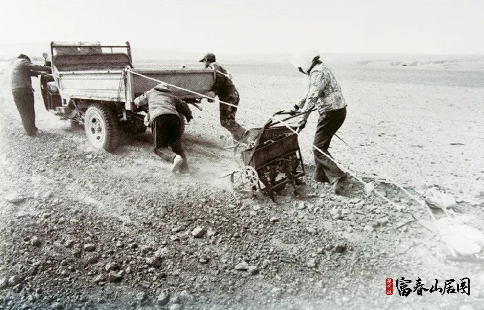 寧夏回族自治區(qū)銀川市永寧縣閩寧鎮(zhèn)建設(shè)初期，移民群眾在戈壁灘上開荒種田。