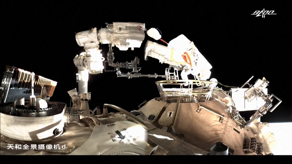 2021年12月26日晚，神十三航天員乘組進(jìn)行第二次出艙活動(dòng)。航天員葉光富將自己依附在機(jī)械臂上。