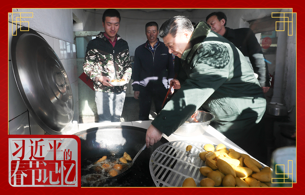2017年1月24日，習近平總書記在河北省張家口市張北縣小二臺鎮(zhèn)德勝村村民徐學海家炸年糕。