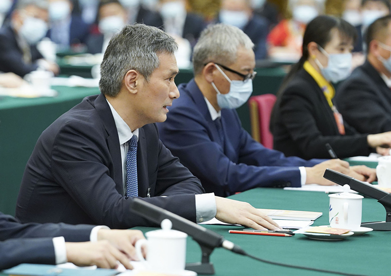 2020年5月24日，全國(guó)人大代表羅杰（左一）參加湖北代表團(tuán)的審議并發(fā)言。