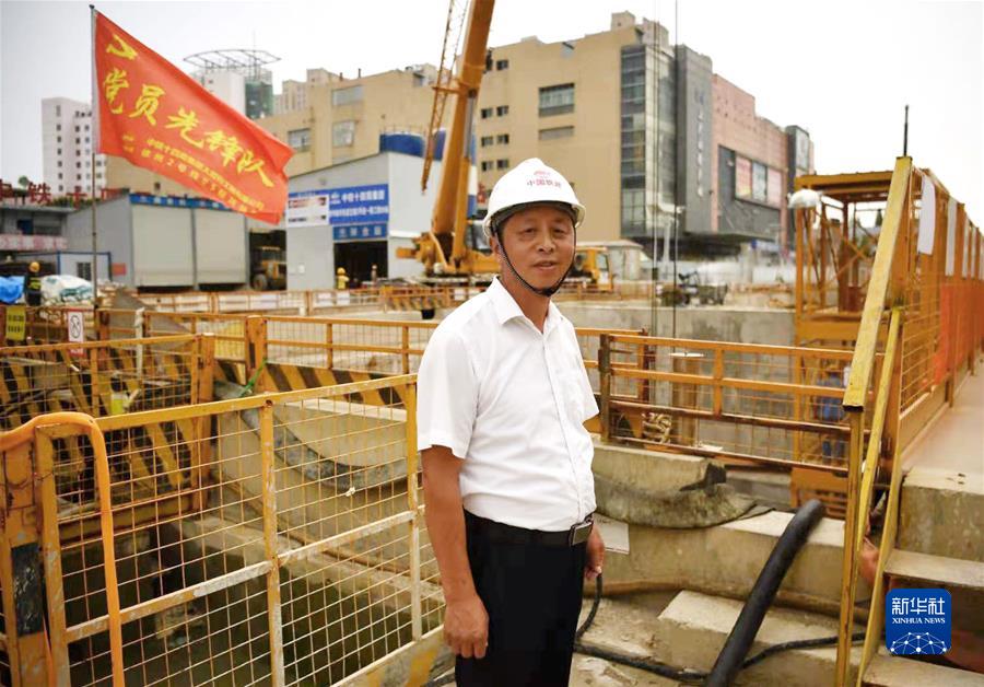 （新華全媒頭條·圖文互動）（2）習(xí)近平關(guān)心關(guān)懷勞動者的故事