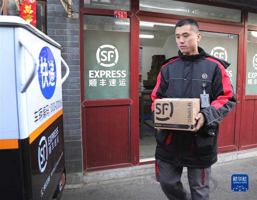 （新華全媒頭條·圖文互動）（3）習(xí)近平關(guān)心關(guān)懷勞動者的故事